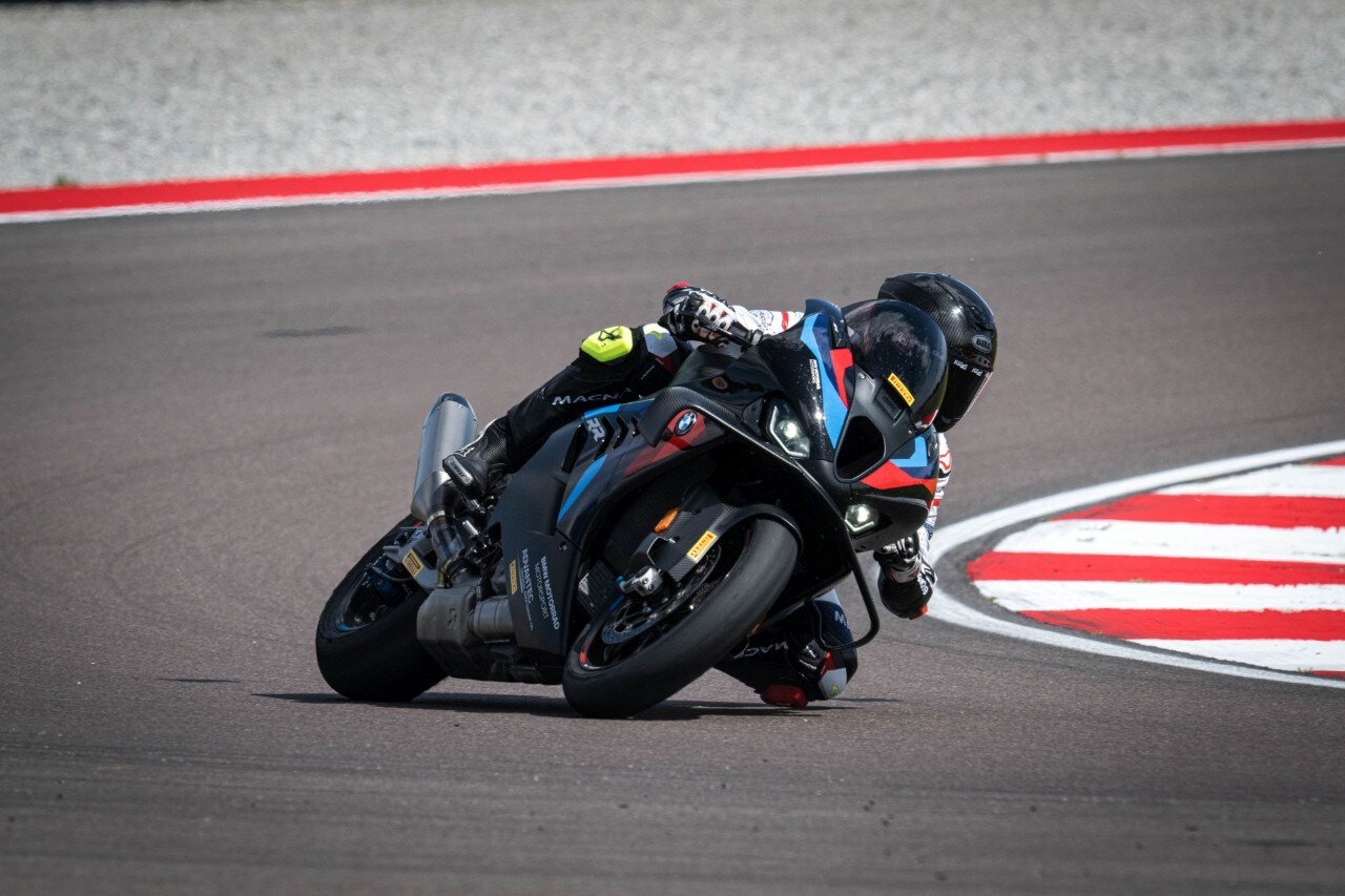 DueruoteTG #238 - Abbiamo guidato in pista la BMW che corre in SBK! 